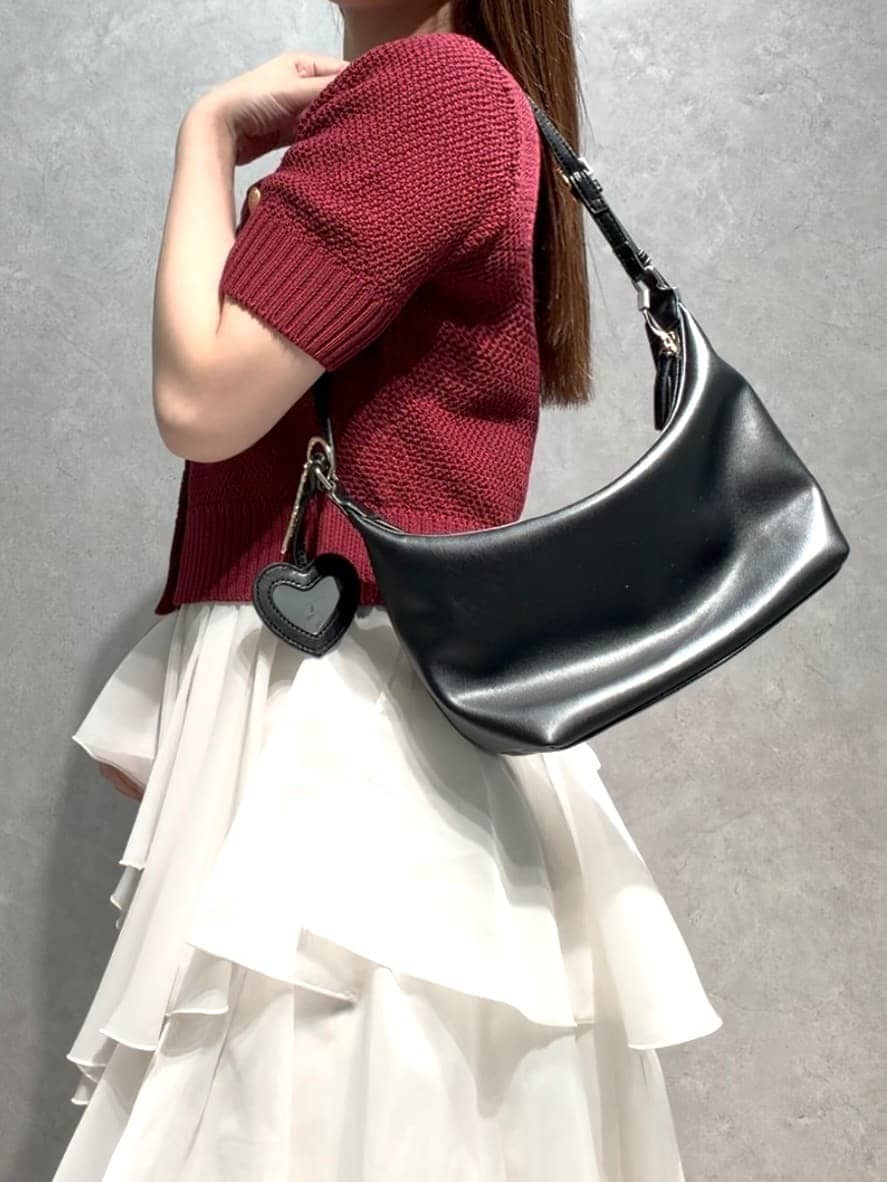ホワイト系のスカート、レッド系のカーディガン/ボレロ、ブラック系のショルダーバッグを着用したレディースの夏コーディネートの5枚目の写真