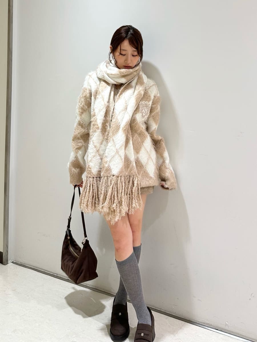 ブラウン系のその他パンツ、ホワイト系のTシャツ/カットソー、ベージュ系のカーディガン/ボレロを着用したレディースの秋コーディネートの2枚目の写真