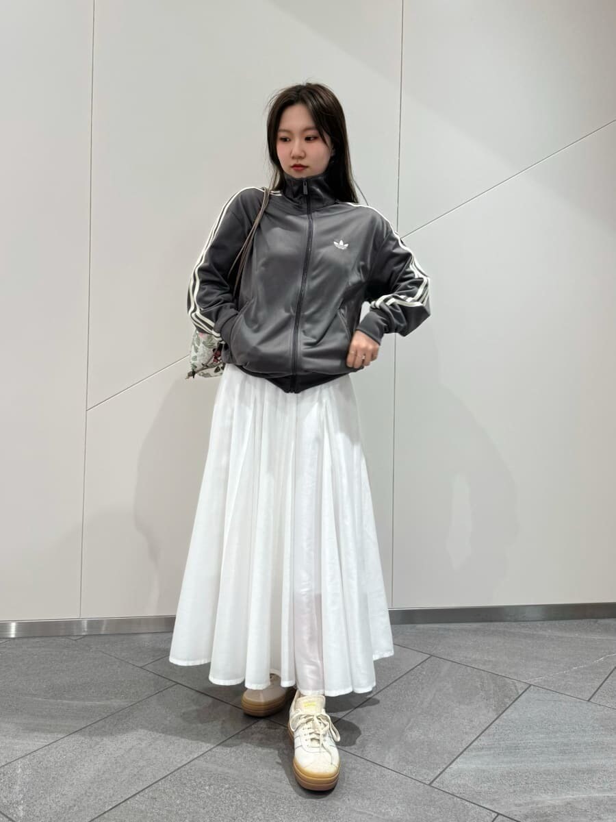 ピンク系のバックパック/リュック、その他のスニーカー、ホワイト系のワンピースを着用したレディースの冬コーディネートの3枚目の写真