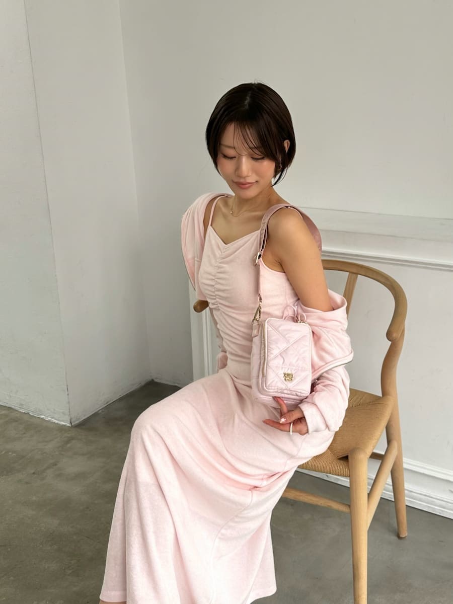 その他のサンダル、ピンク系のショルダーバッグ、ピンク系のワンピースを着用したレディースの春コーディネートの6枚目の写真