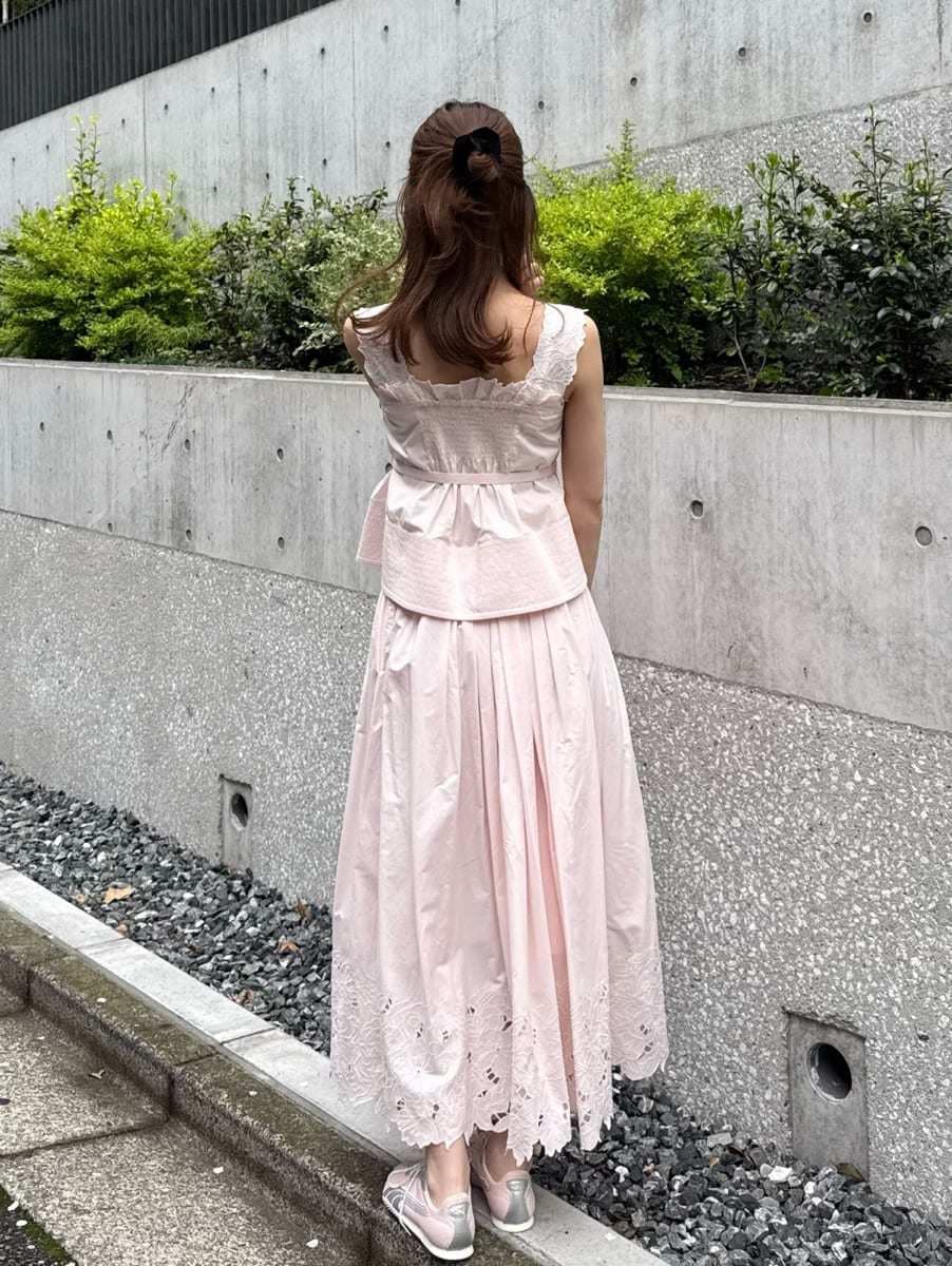 ピンク系のスカート、ピンク系のシャツ/ブラウスを着用したレディースの春コーディネートの3枚目の写真