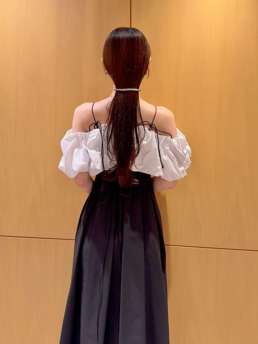 ホワイト系のかごバッグ、その他のワンピース、その他のサンダルを着用したレディースの夏コーディネートの6枚目の写真