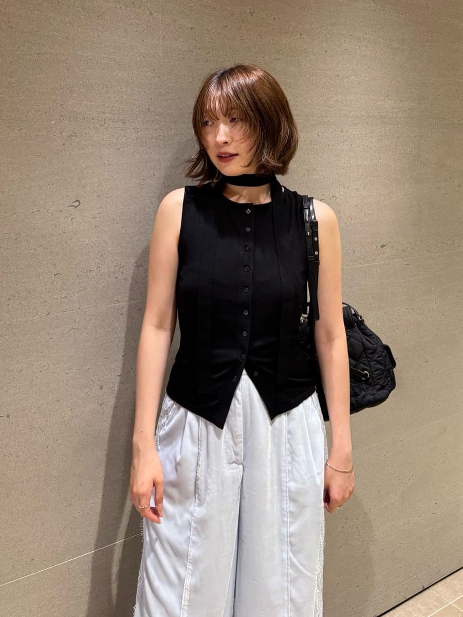 ブルー系のその他パンツ、ブラック系のサンダル、ブラック系のバックパック/リュックを着用したレディースの秋コーディネートの8枚目の写真