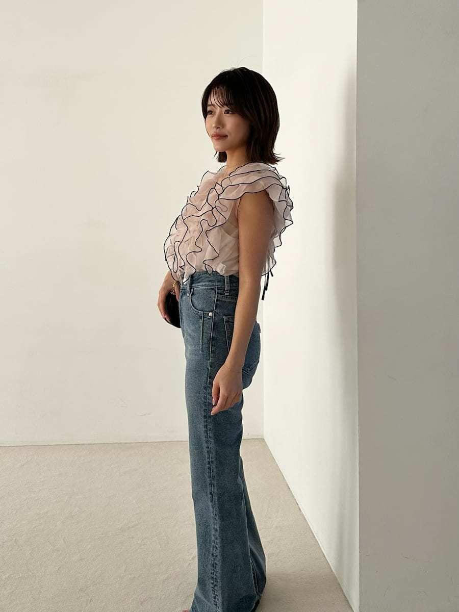 ブルー系のその他パンツ、ベージュ系のシャツ/ブラウス、ブラック系のショルダーバッグを着用したレディースの春コーディネートの5枚目の写真