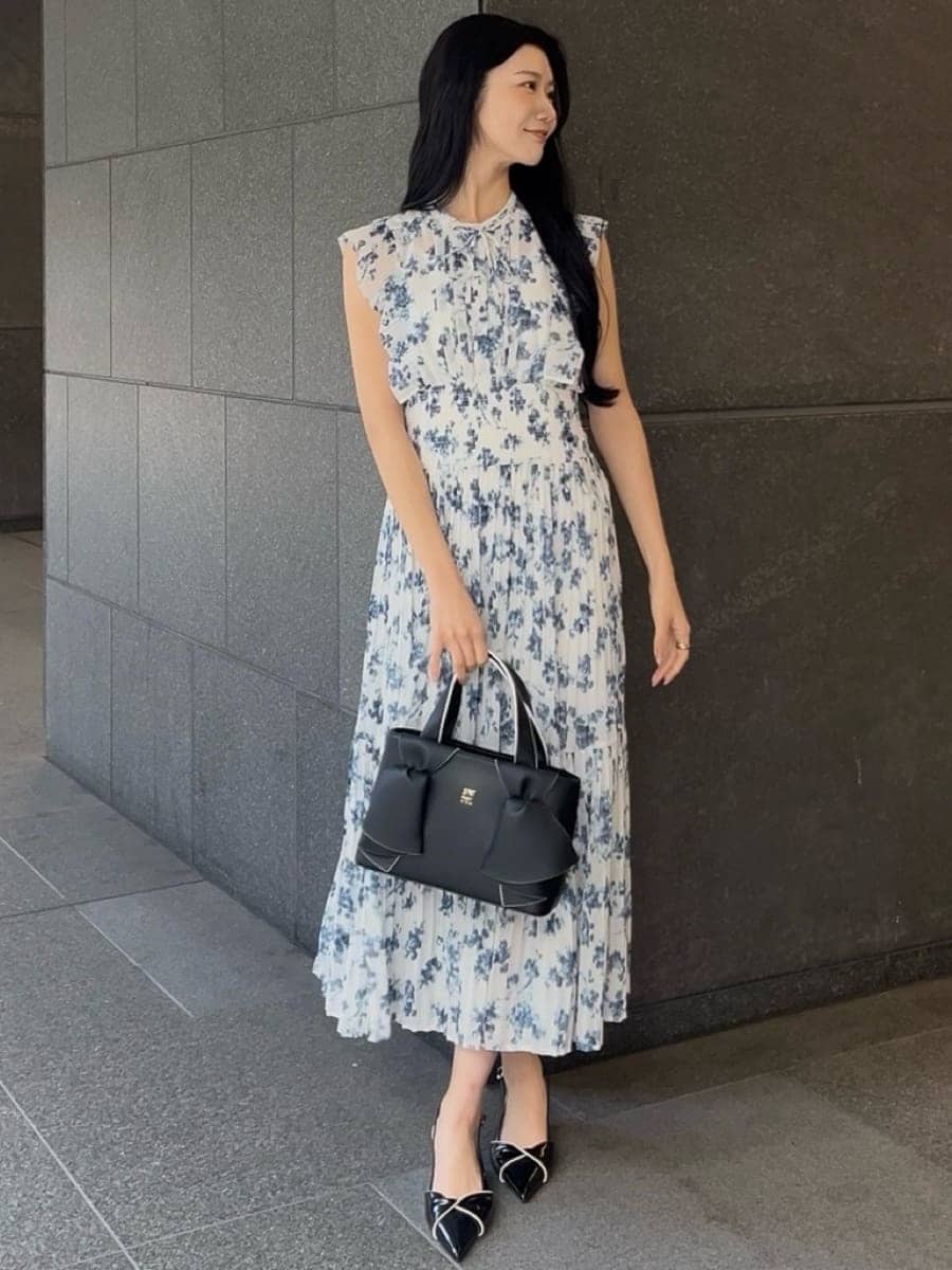 ブルー系のワンピース、ブルー系のカーディガン/ボレロ、ブラック系のパンプスを着用したレディースの冬コーディネートの5枚目の写真