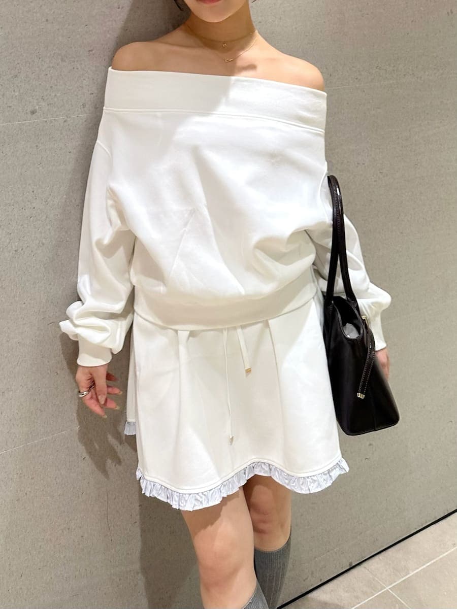 ホワイト系のワンピース、ブラウン系のパンプス、ブラウン系のボストンバッグを着用したレディースの秋コーディネートの6枚目の写真