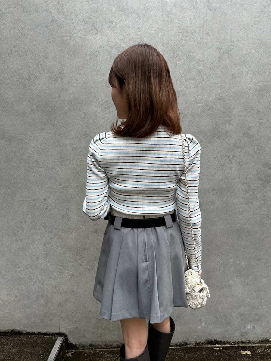 ピンク系のダウンジャケット/コート、その他のニット/セーター、グレー系のその他パンツを着用したレディースの秋コーディネートの10枚目の写真