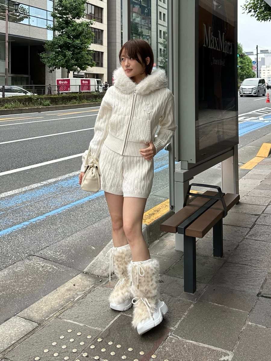 ホワイト系のボストンバッグ、ホワイト系のその他パンツ、ホワイト系のニット/セーターを着用したレディースの夏コーディネートの7枚目の写真