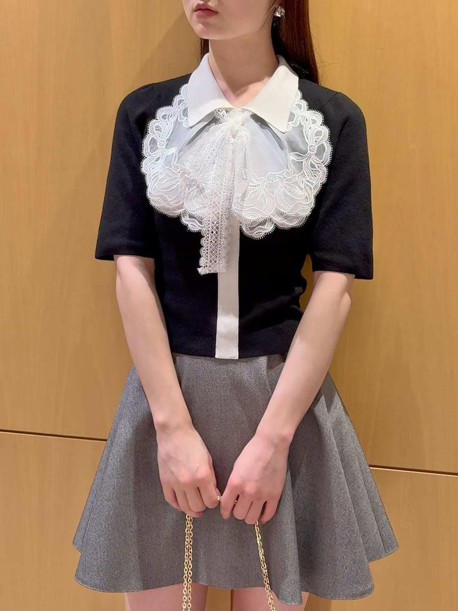 グレー系のその他パンツ、ブラック系のニット/セーター、ホワイト系のショルダーバッグを着用したレディースの冬コーディネートの5枚目の写真