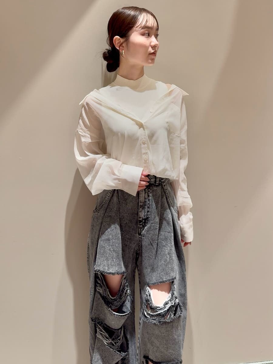 ホワイト系のニット/セーター、グレー系のデニムパンツ、ブラック系のローファーを着用したレディースの秋コーディネートの4枚目の写真