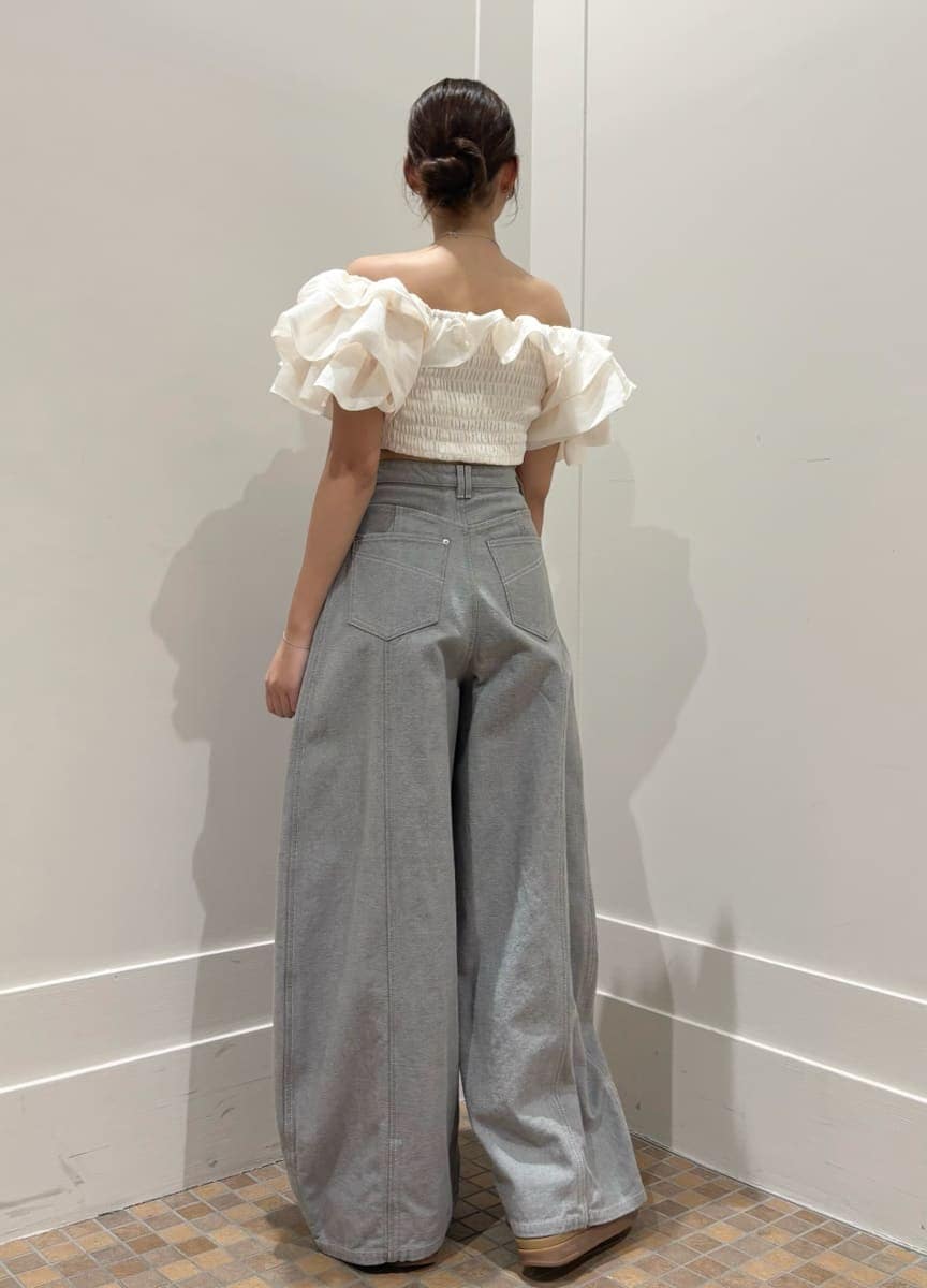 グレー系のデニムパンツ、ホワイト系のシャツ/ブラウス、イエロー系のショルダーバッグを着用したレディースの春コーディネートの5枚目の写真