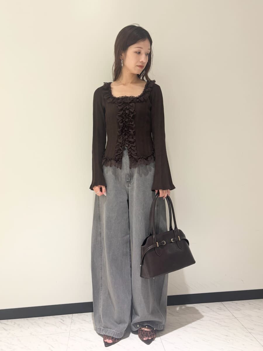 グレー系のデニムパンツ、ブラウン系のニット/セーター、その他のサンダルを着用したレディースの夏コーディネートの2枚目の写真
