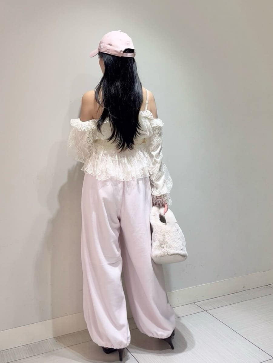 ピンク系のその他パンツ、ホワイト系のシャツ/ブラウス、ブラウン系のパンプスを着用したレディースの秋コーディネートの3枚目の写真