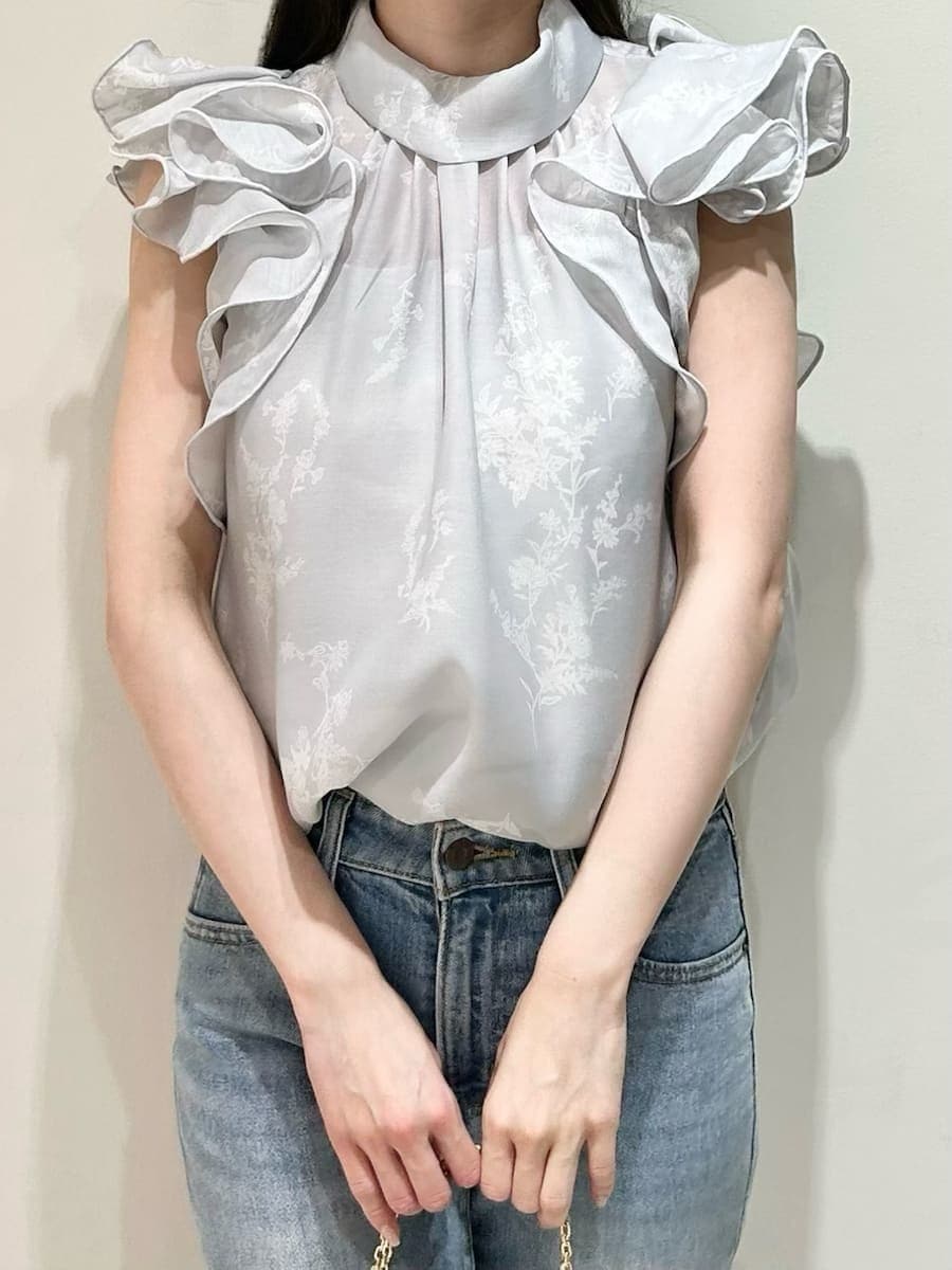 ブルー系のデニムパンツ、ホワイト系のショルダーバッグ、グレー系のシャツ/ブラウスを着用したレディースの春コーディネートの2枚目の写真