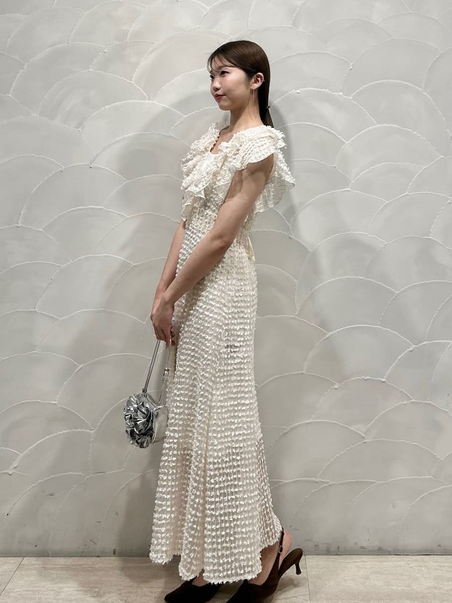 ホワイト系のドレス、シルバー系のハンドバッグを着用したレディースの春コーディネートの3枚目の写真