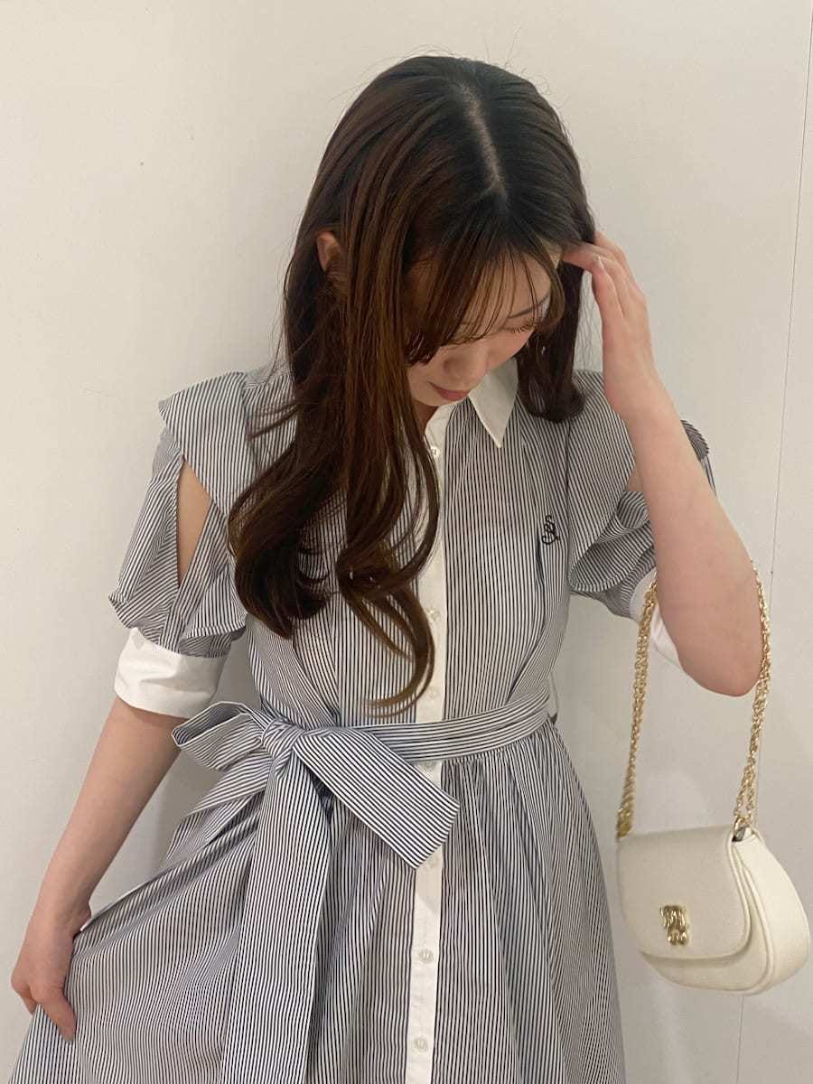 その他のワンピース、ブラウン系のパンプス、ホワイト系のショルダーバッグを着用したレディースの冬コーディネートの3枚目の写真