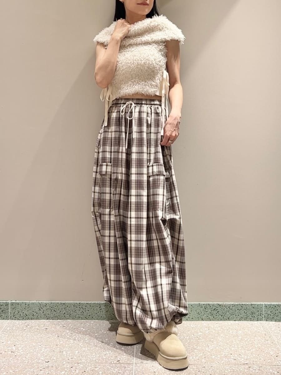 ホワイト系のニット/セーター、ベージュ系のその他パンツを着用したレディースの秋コーディネートの2枚目の写真