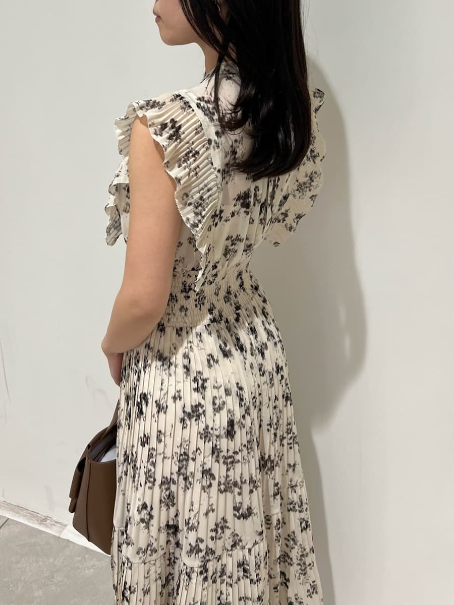 ベージュ系のワンピース、ブラウン系のカーディガン/ボレロ、ブラウン系のパンプスを着用したレディースの冬コーディネートの9枚目の写真