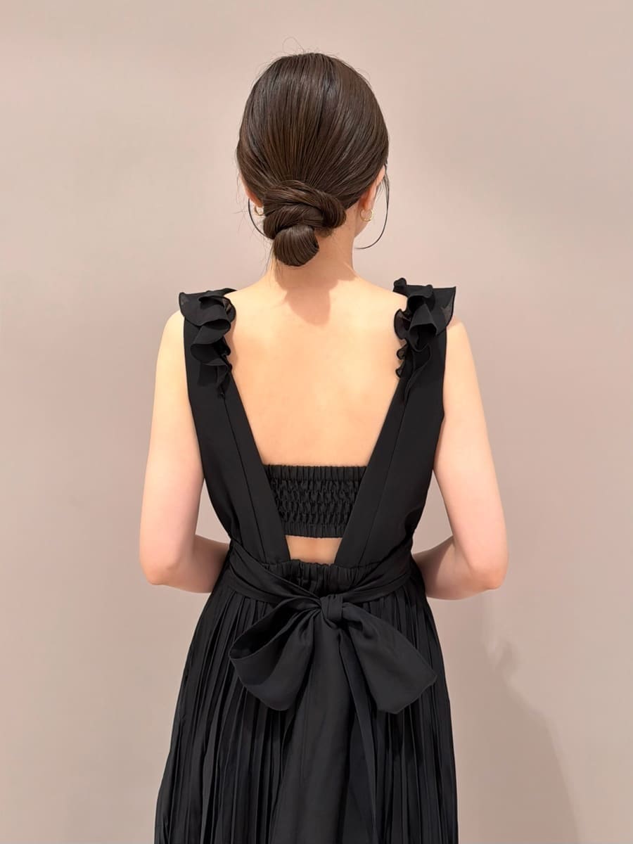 ベージュ系のハンドバッグ、その他のサンダル、ブラック系のワンピースを着用したレディースの夏コーディネートの6枚目の写真