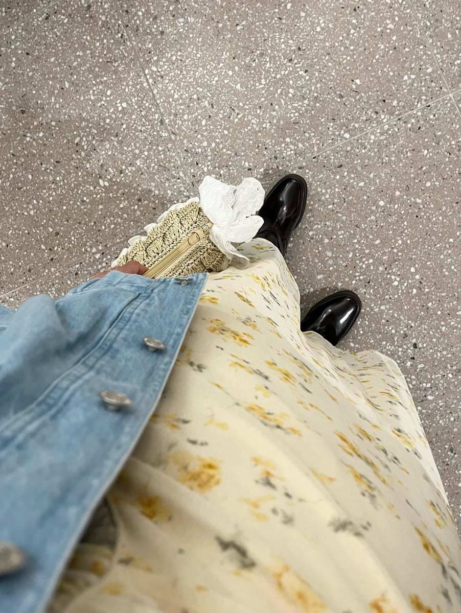 ブラウン系のブーツ、ブルー系のブルゾン、イエロー系のワンピースを着用したレディースの冬コーディネートの9枚目の写真