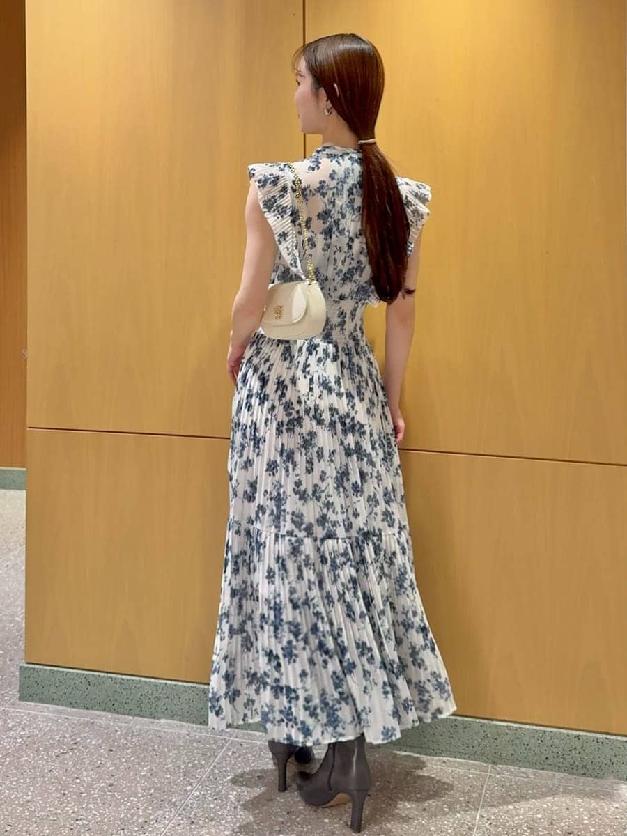 グレー系のブーツ、ブルー系のワンピース、グレー系のテーラードジャケットを着用したレディースの春コーディネートの4枚目の写真