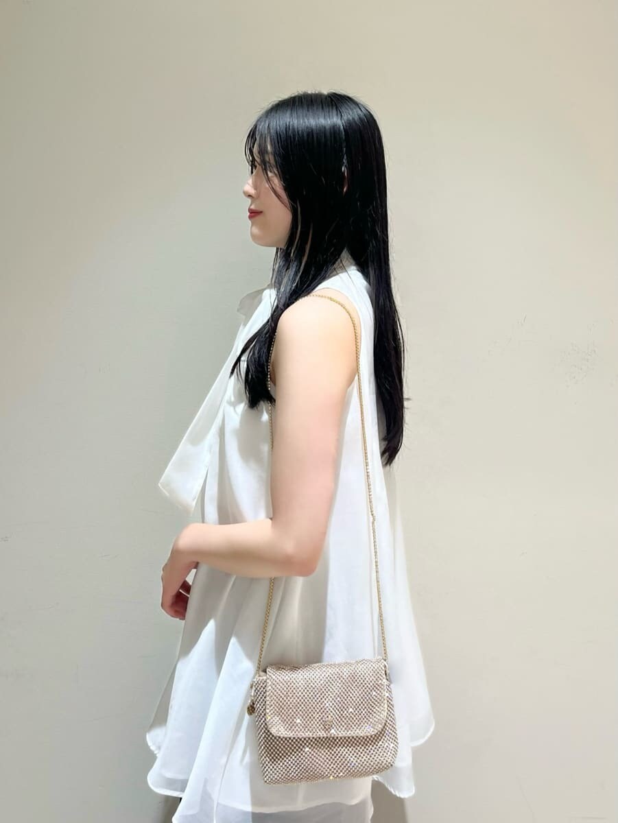 ホワイト系のシャツ/ブラウス、ブラック系のサンダル、ブルー系のその他パンツを着用したレディースの春コーディネートの4枚目の写真