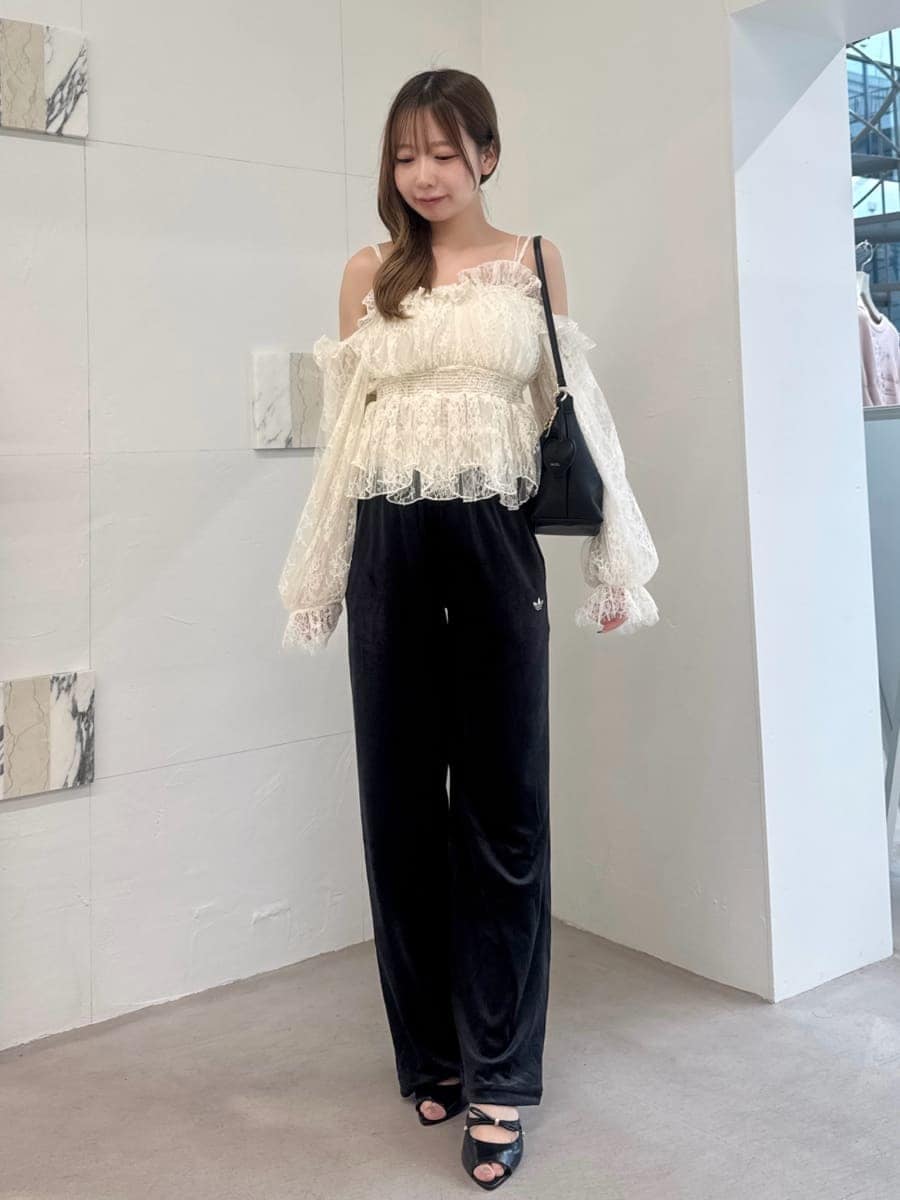 ホワイト系のシャツ/ブラウス、ブラック系のその他パンツ、ブラック系のサンダルを着用したレディースの秋コーディネートの4枚目の写真