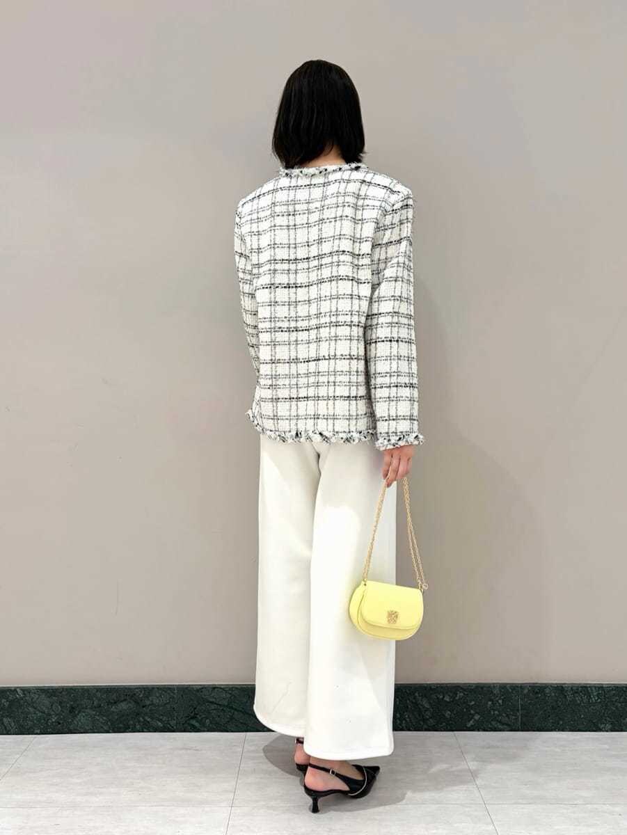 ホワイト系のスウェットパンツ、ホワイト系のノーカラージャケット、ホワイト系のTシャツ/カットソーを着用したレディースの冬コーディネートの3枚目の写真