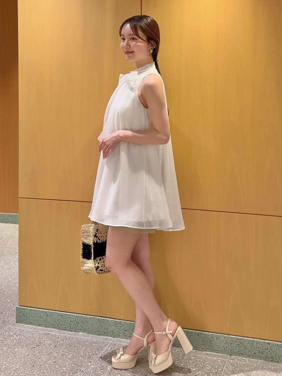 ベージュ系のその他パンツ、ホワイト系のシャツ/ブラウス、ベージュ系のサンダルを着用したレディースの春コーディネートの3枚目の写真