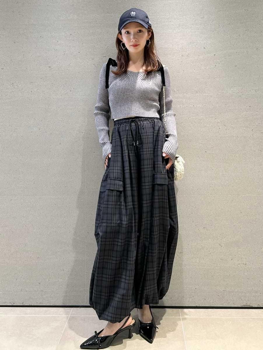 グレー系のニット/セーター、ブルー系のその他パンツ、ブラック系のショルダーバッグを着用したレディースの秋コーディネートの4枚目の写真