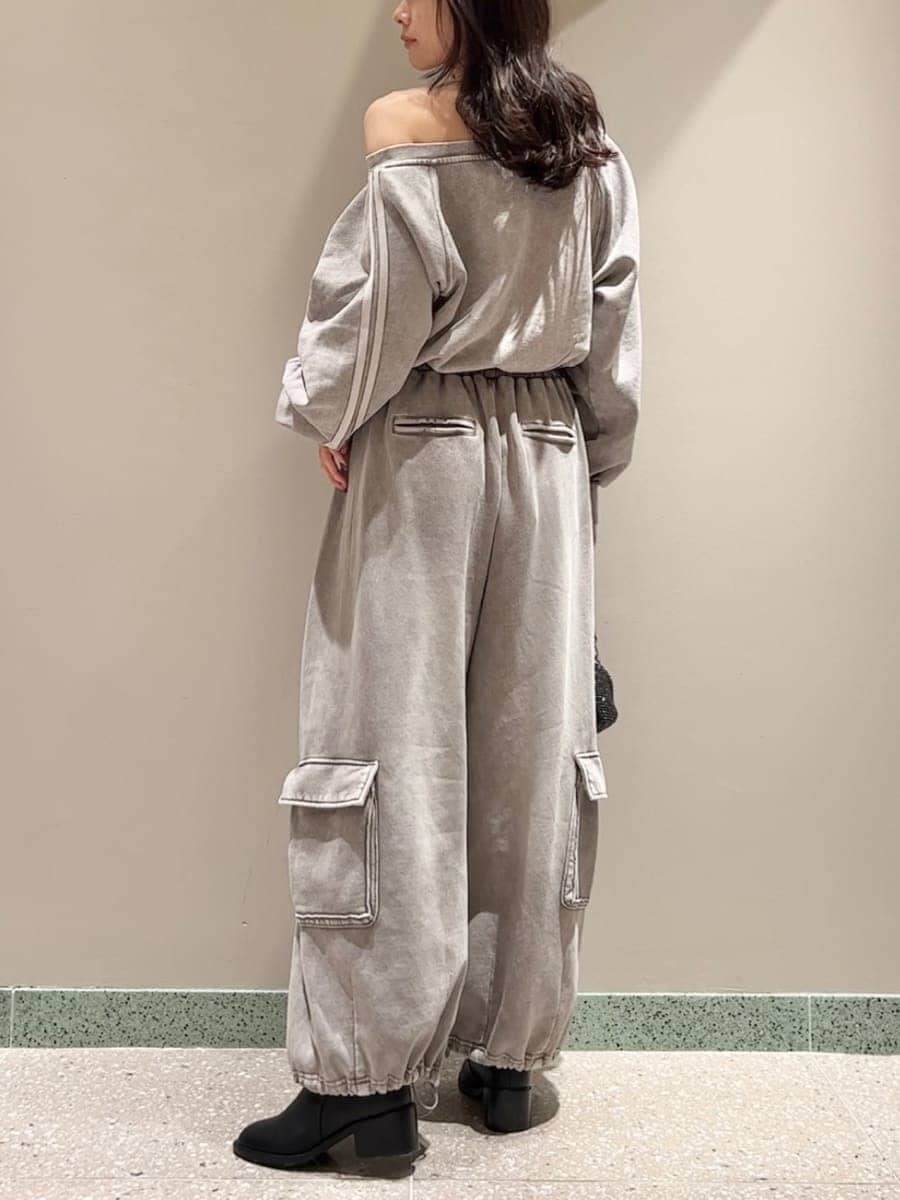 グレー系のスウェットパンツ、グレー系のスウェットを着用したレディースの秋コーディネートの3枚目の写真