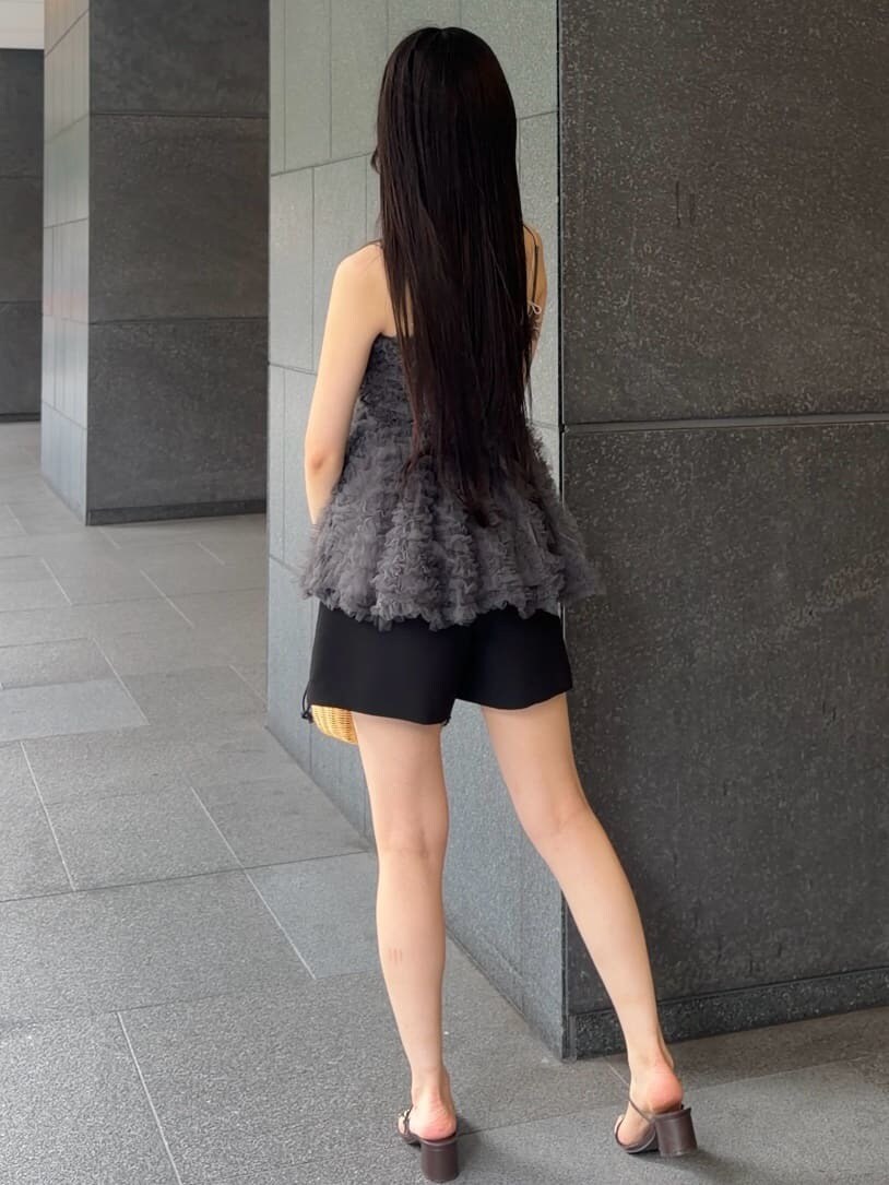 ブラック系のかごバッグ、ブラック系のその他パンツ、ブラウン系のサンダルを着用したレディースの夏コーディネートの3枚目の写真