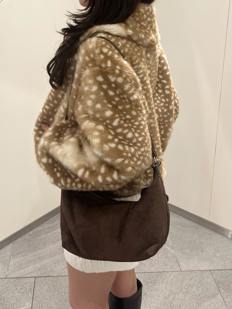 その他のブルゾン、ホワイト系のその他パンツ、ブラウン系のニット/セーターを着用したレディースの秋コーディネートの5枚目の写真