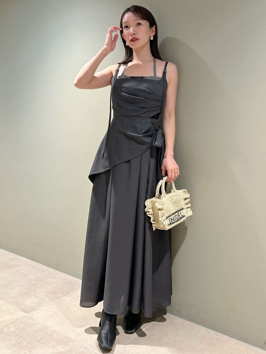 グレー系のワンピース、ベージュ系のショルダーバッグを着用したレディースの春コーディネートの2枚目の写真