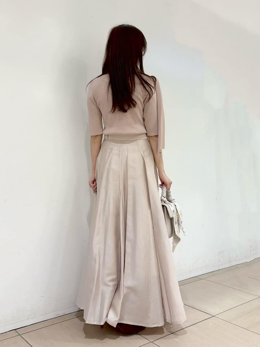 ブラウン系のパンプス、ベージュ系のハンドバッグ、ピンク系のニット/セーターを着用したレディースの春コーディネートの4枚目の写真