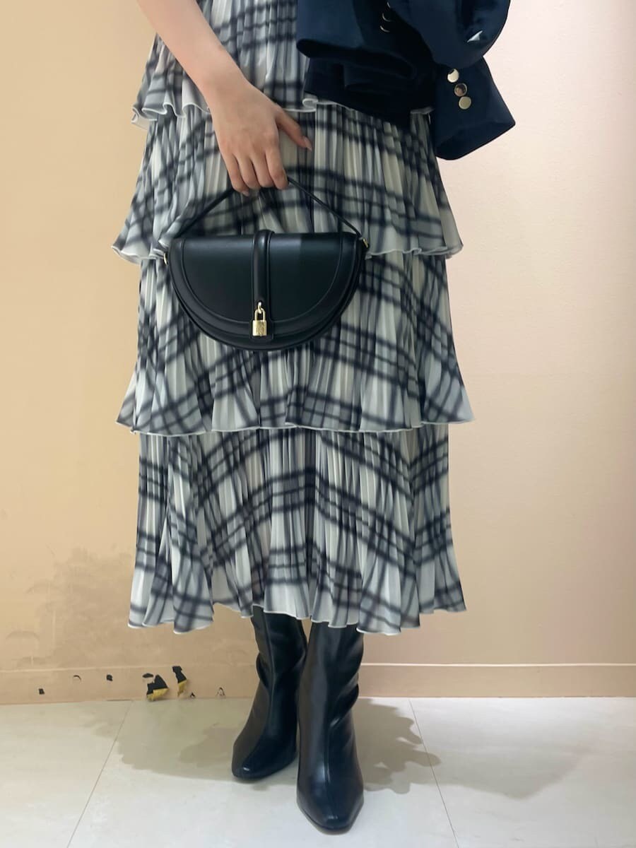 ブルー系のテーラードジャケット、その他のワンピース、ブラック系のブーツを着用したレディースの秋コーディネートの7枚目の写真