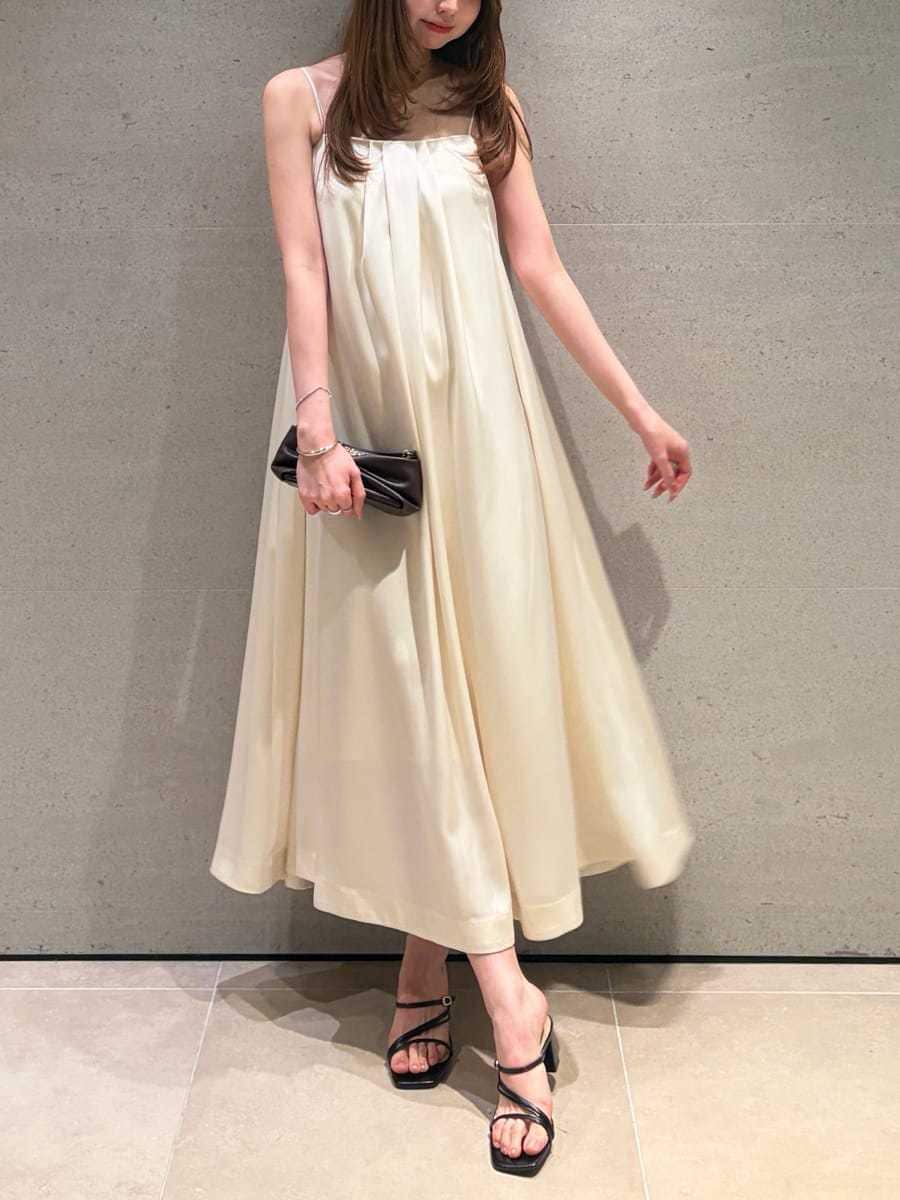 ホワイト系のワンピース、ブラック系のサンダルを着用したレディースの夏コーディネートの2枚目の写真