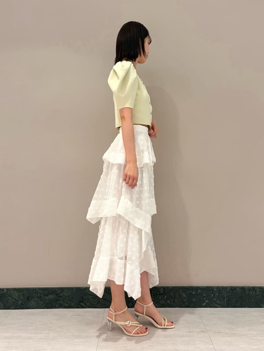 その他のスカート、イエロー系のカーディガン/ボレロ、ホワイト系のショルダーバッグを着用したレディースの春コーディネートの4枚目の写真