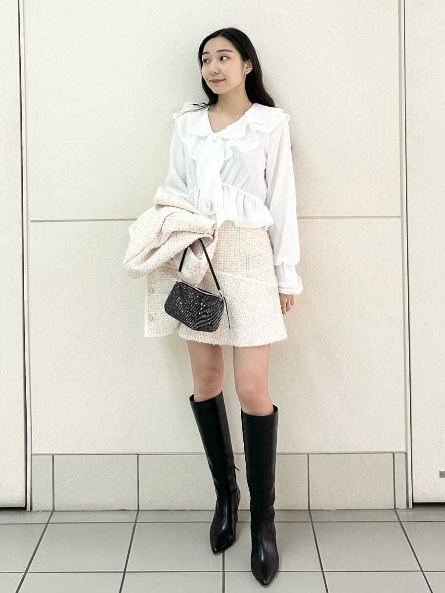 ブラック系のブーツ、その他のノーカラージャケット、その他のスカートを着用したレディースの冬コーディネートの2枚目の写真