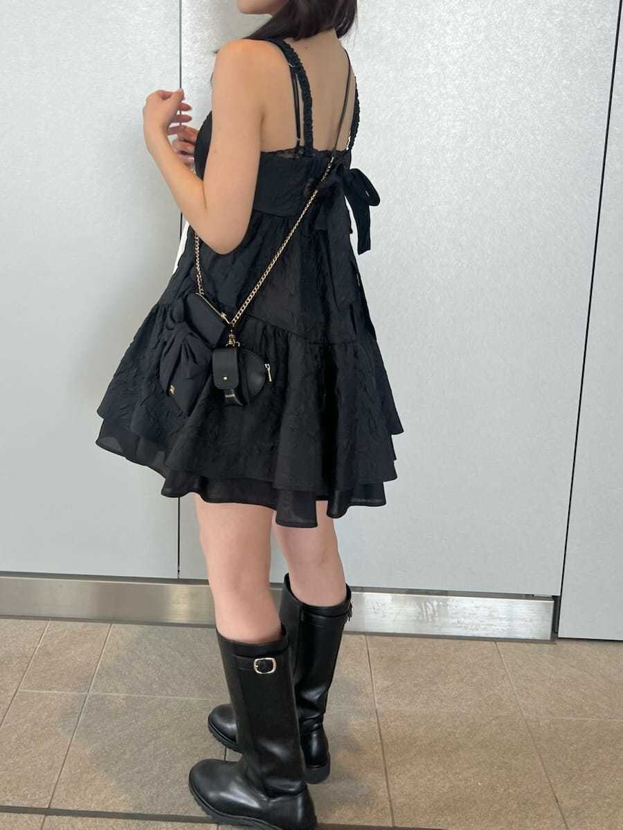 ブラック系のショルダーバッグ、ホワイト系のシュシュを着用したレディースの春コーディネートの5枚目の写真