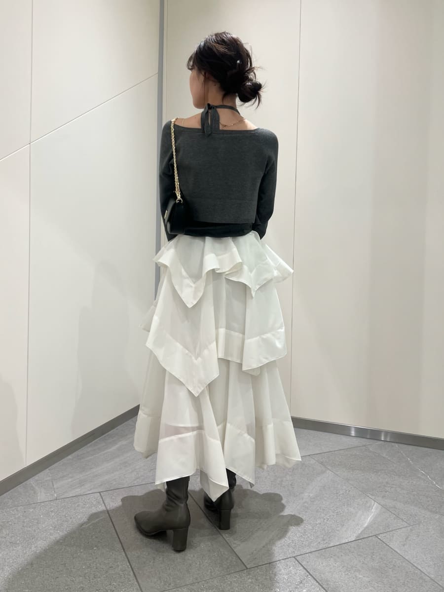 ホワイト系のスカート、グレー系のカーディガン/ボレロ、ブラック系のショルダーバッグを着用したレディースの春コーディネートの3枚目の写真