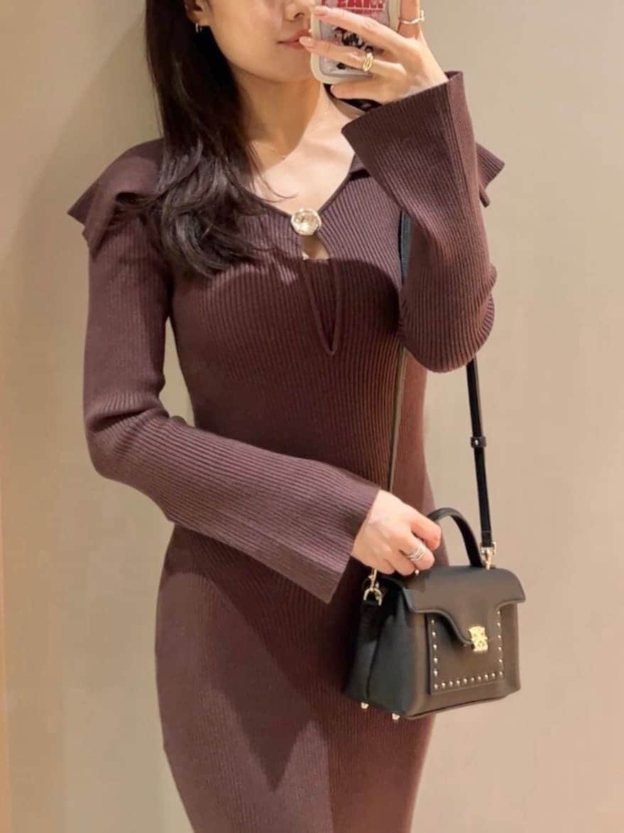 その他のテーラードジャケット、ブラウン系のワンピース、ブラック系のショルダーバッグを着用したレディースの秋コーディネートの7枚目の写真