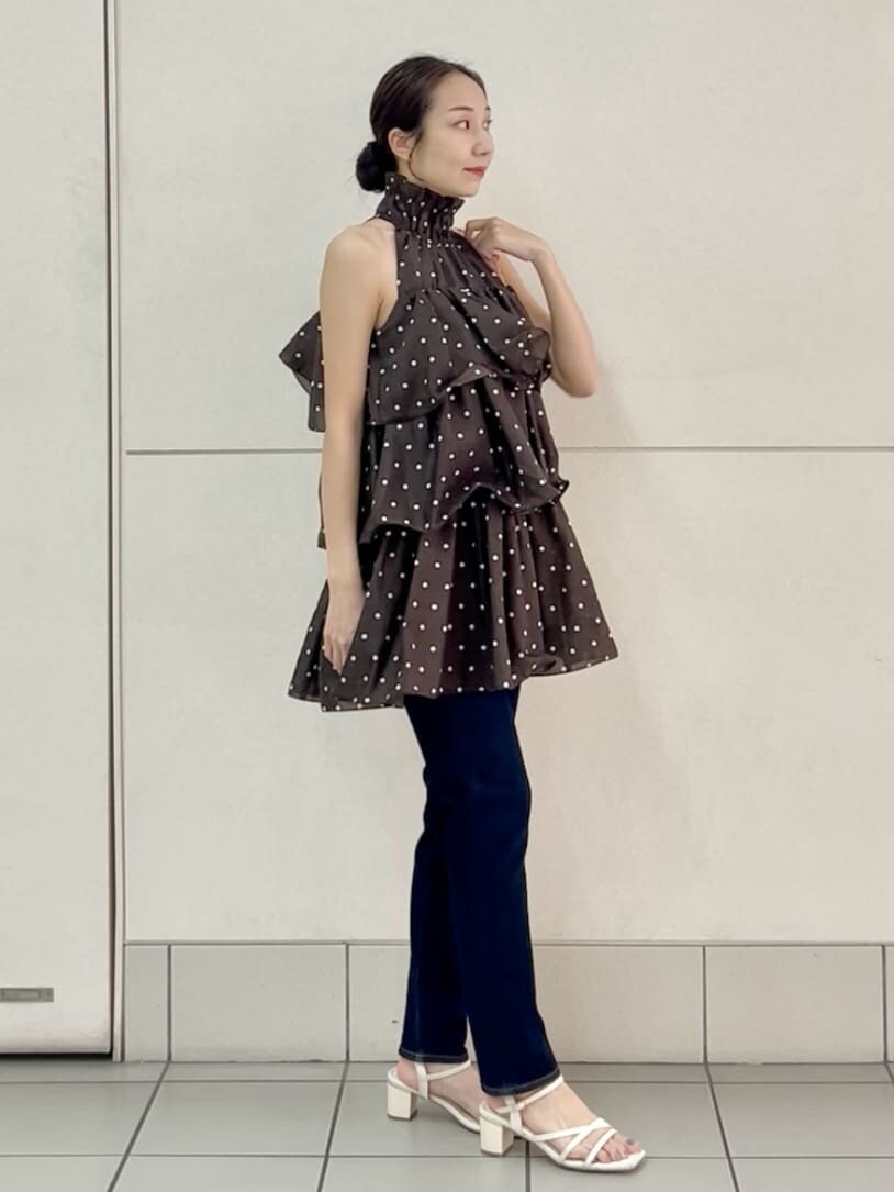 ブルー系のその他パンツ、ブラウン系のワンピース、ホワイト系のショルダーバッグを着用したレディースの春コーディネートの2枚目の写真