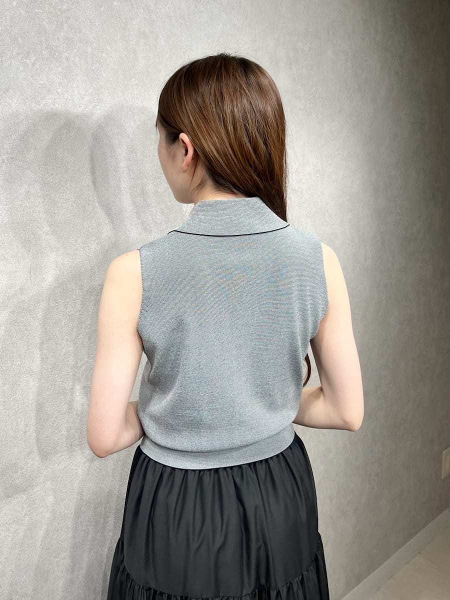 その他のワンピース、ブラック系のローファー、ブラック系のボストンバッグを着用したレディースの夏コーディネートの5枚目の写真