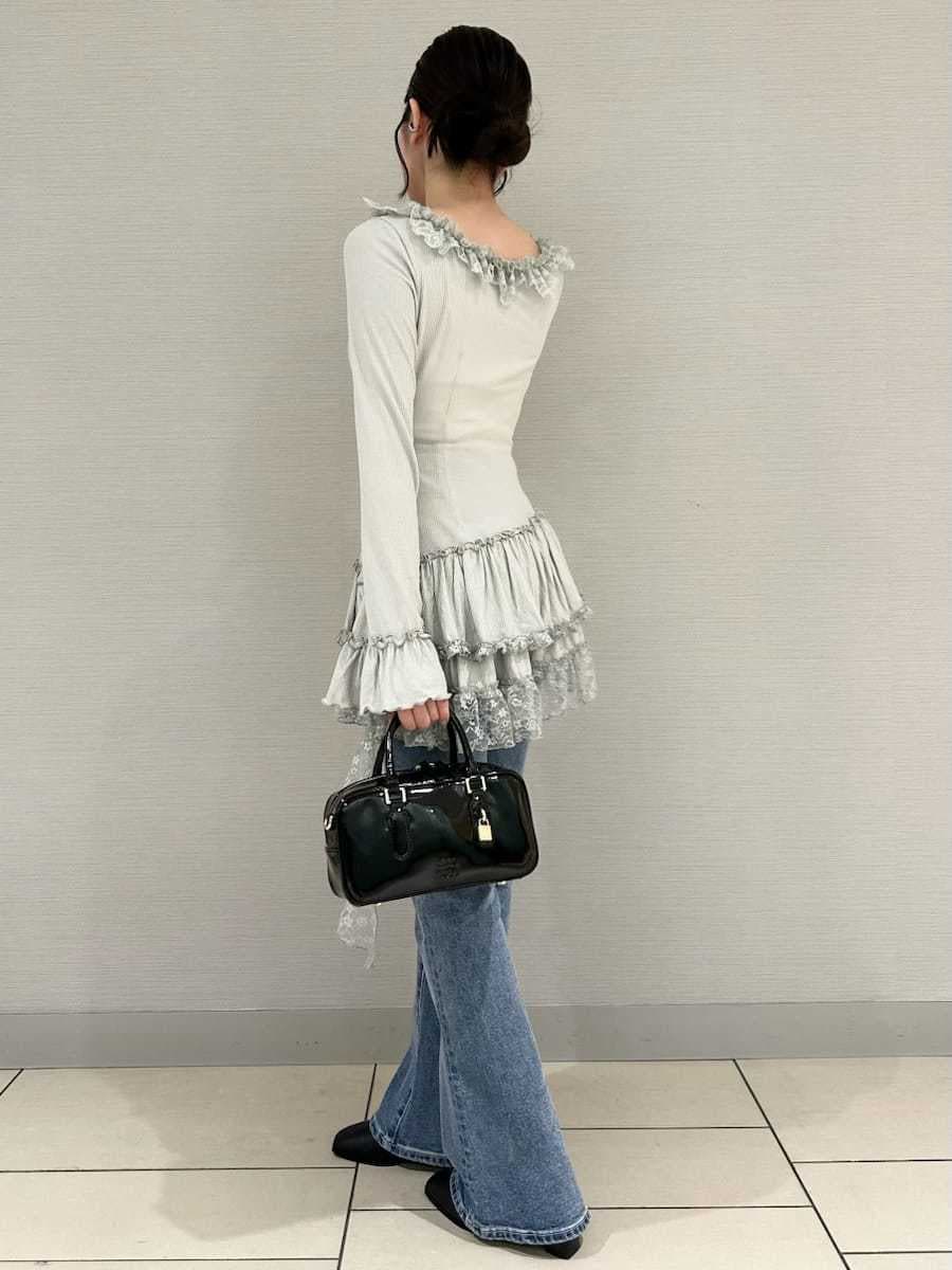 グリーン系のTシャツ/カットソー、ブルー系のその他パンツ、ブラック系のボストンバッグを着用したレディースの秋コーディネートの2枚目の写真