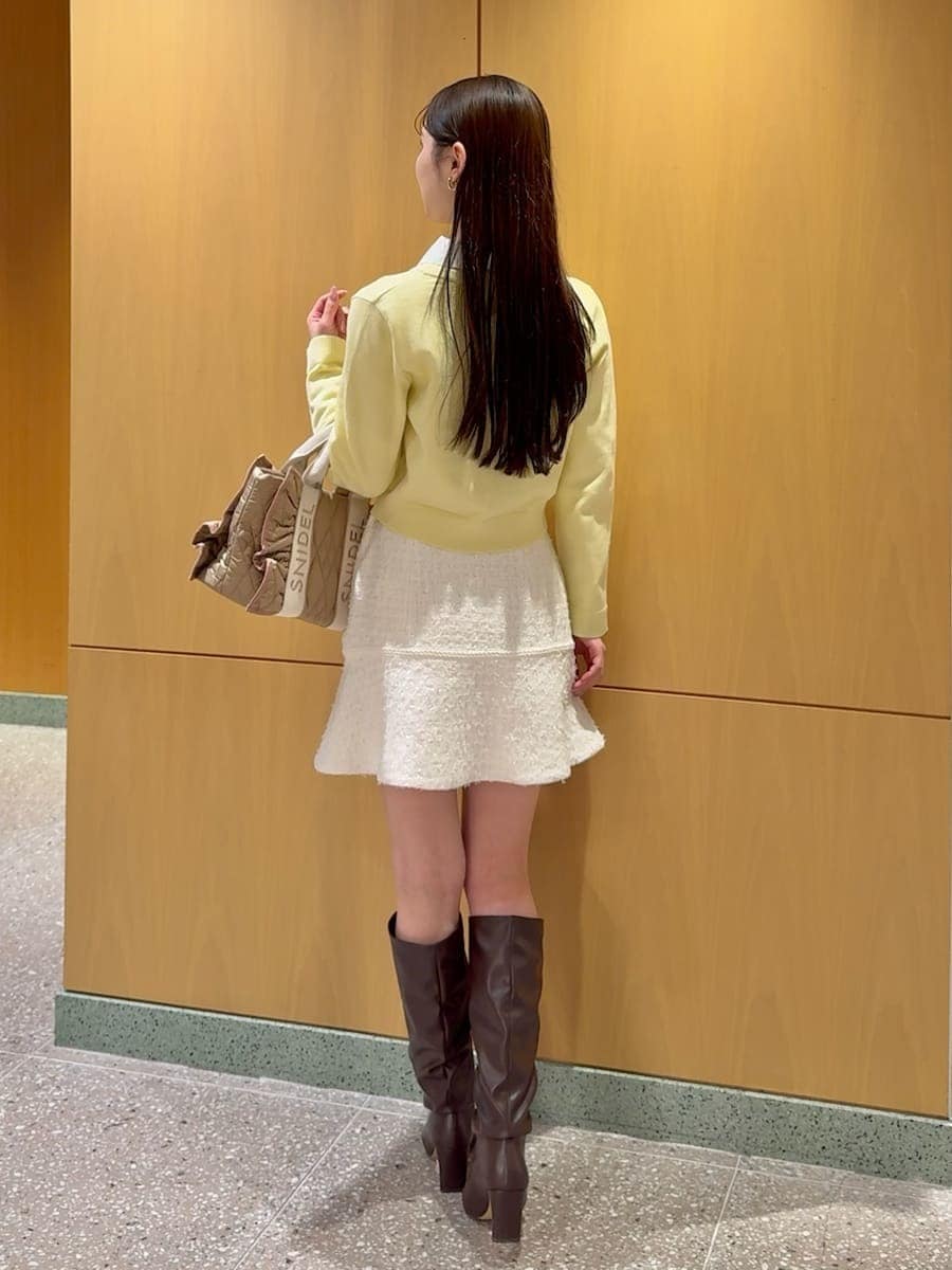 ホワイト系のシャツ/ブラウス、ベージュ系のハンドバッグ、ホワイト系のスカートを着用したレディースの冬コーディネートの4枚目の写真