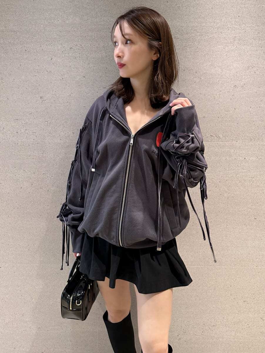 ブラック系のその他パンツ、ブラック系のボストンバッグを着用したレディースの秋コーディネートの2枚目の写真