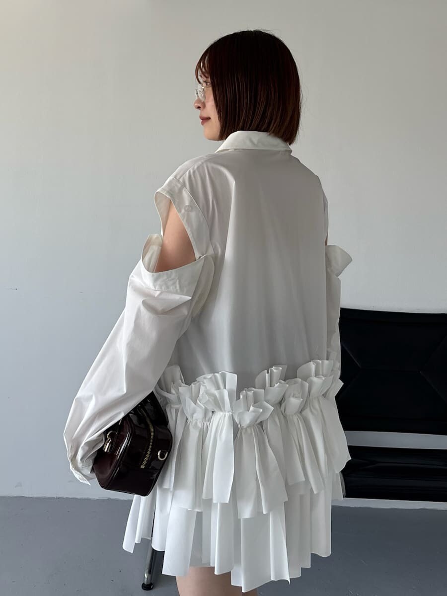 ホワイト系のワンピース、ブラック系のその他パンツ、ブラウン系のボストンバッグを着用したレディースの秋コーディネートの8枚目の写真