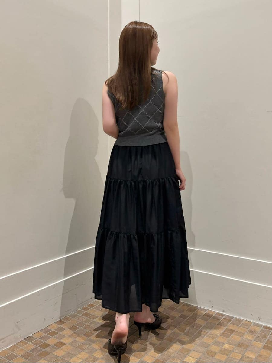 ホワイト系のハンドバッグ、グレー系のワンピース、ブラック系のサンダルを着用したレディースの夏コーディネートの4枚目の写真