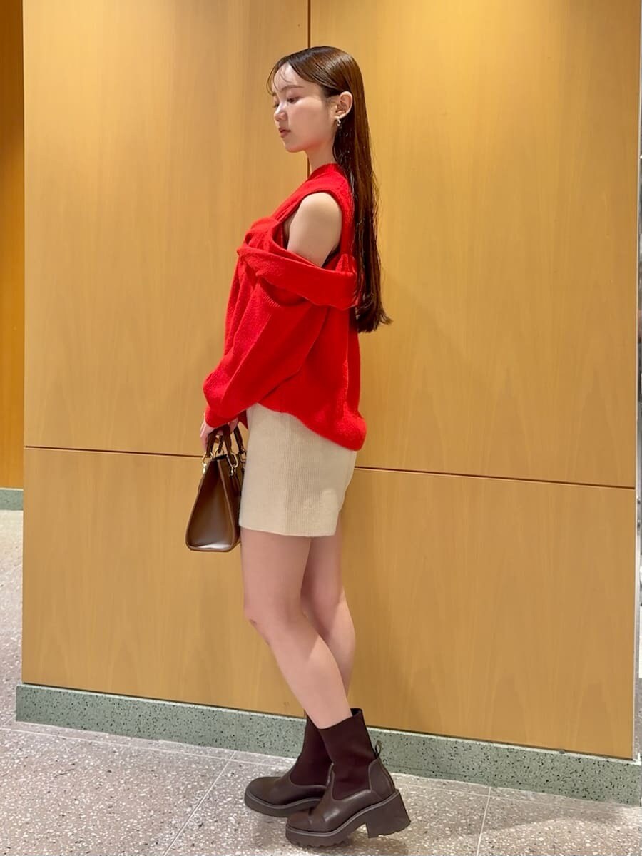 ホワイト系のその他パンツ、レッド系のニット/セーター、ブラウン系のハンドバッグを着用したレディースの冬コーディネートの3枚目の写真
